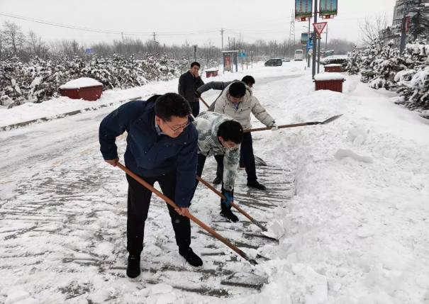 爱体育官方端网站登录入口-爱体育aitiyu(中国)
组织全体员工扫雪除冰(图2)