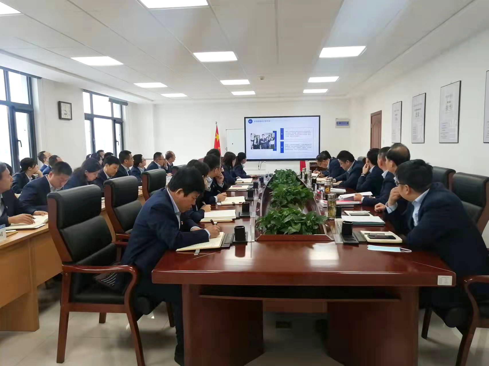 爱体育官方端网站登录入口-爱体育aitiyu(中国)
召开党委理论学习中心组集体学习会议(图2)