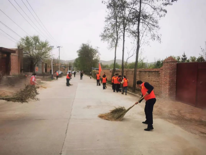 爱体育官方端网站登录入口-爱体育aitiyu(中国)
赴包抓共建村社开展卫生清扫志愿服务活动(图2)