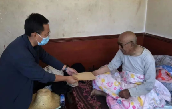 爱体育官方端网站登录入口-爱体育aitiyu(中国)
赴帮扶村对接工作并慰问困难党员(图2)