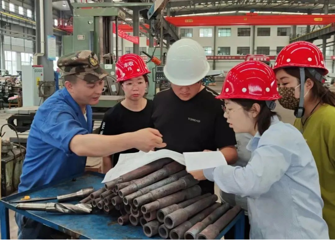 爱体育官方端网站登录入口-爱体育aitiyu(中国)
百名员工下一线真磨砺练本领(图1)
