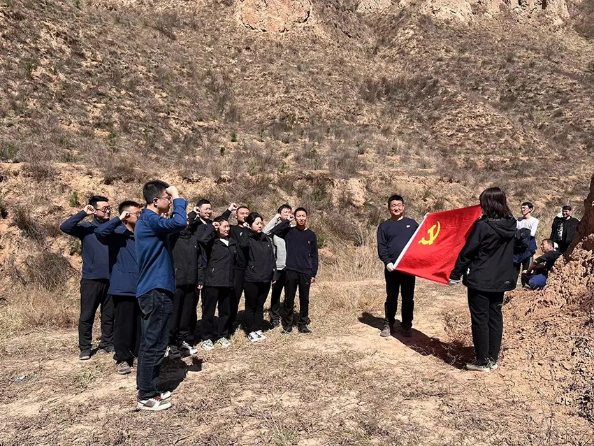 爱体育官方端网站登录入口-爱体育aitiyu(中国)
开展义务植树活动(图3)